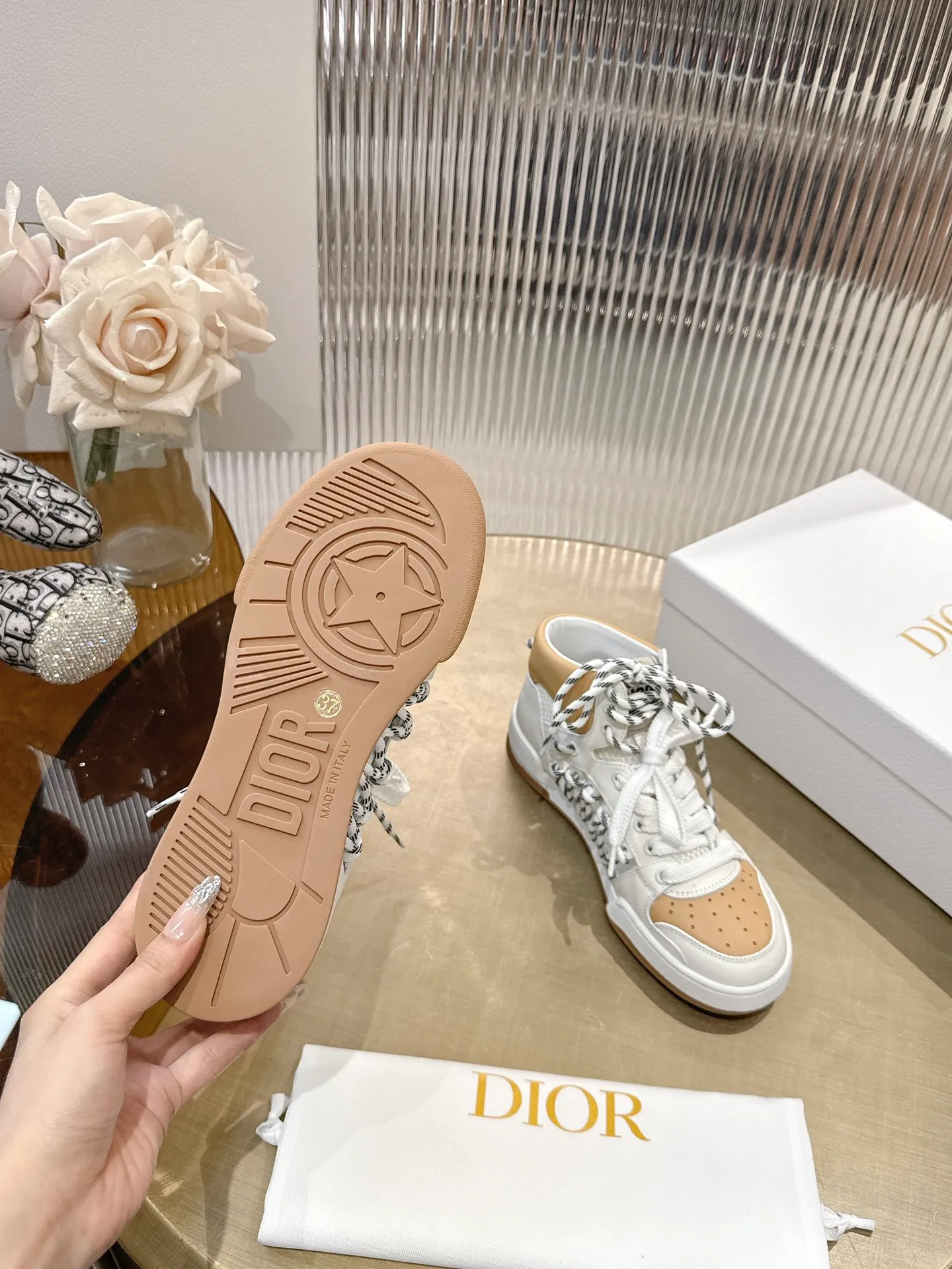 👟👟Ex-factory price 740👟👟 (Top version) Couple model Dior, C’est 25 new college style casual fashion high-top sneakers, showing eye-catching and fashionable style. Carefully crafted, the hollow design on the side of the upper is super fashionable, and the details also add a touch of elegance. The lightweight two-tone sole offers exceptional comfort and sporty style. Can add a stylish touch to any casual look. The tongue and sole are decorated with the Christian Paris logo, and the cowhide design is styled. Women's size 35-44